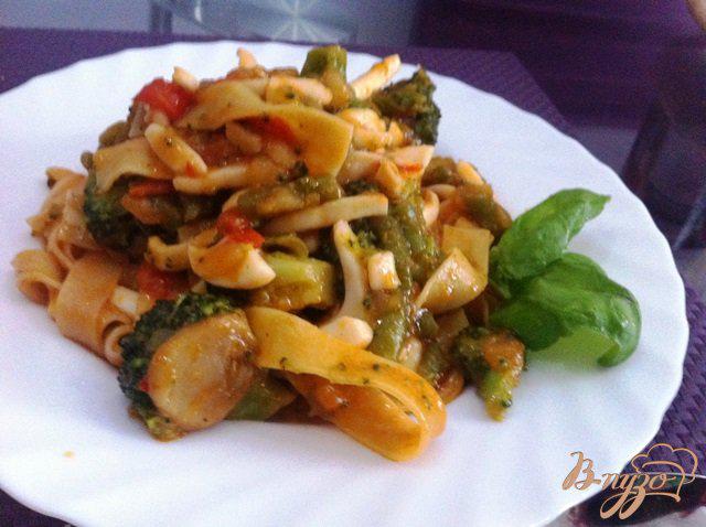 Фото приготовление рецепта: Кальмары с овощами и рисовой лапшой шаг №7
