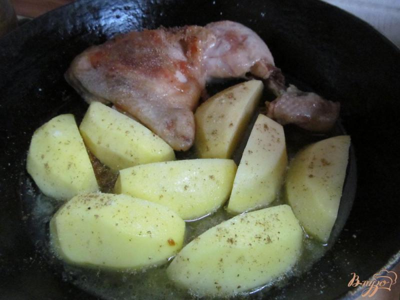 Фото приготовление рецепта: Тушенная курица с картофелем шаг №3