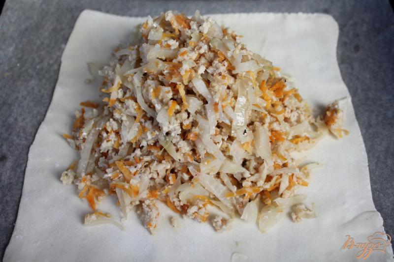 Фото приготовление рецепта: Слоеный пирог с фаршем морковкой и капустой шаг №5