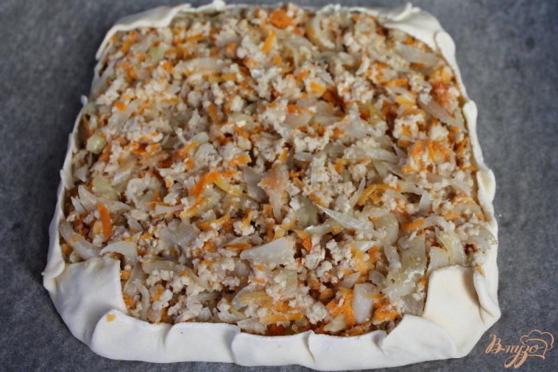 Фото приготовление рецепта: Слоеный пирог с фаршем морковкой и капустой шаг №6