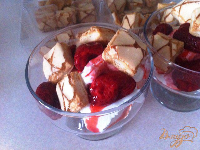 Фото приготовление рецепта: Десерт с творожным кремом, клубникой и слоеным печеньем шаг №3