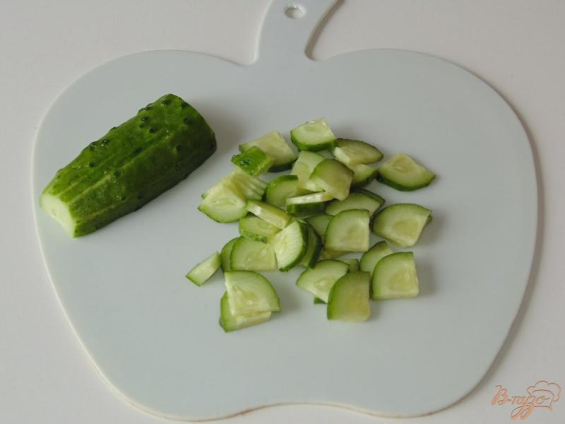 Фото приготовление рецепта: Салат из редиса, свежего огурца и белой фасоли шаг №2