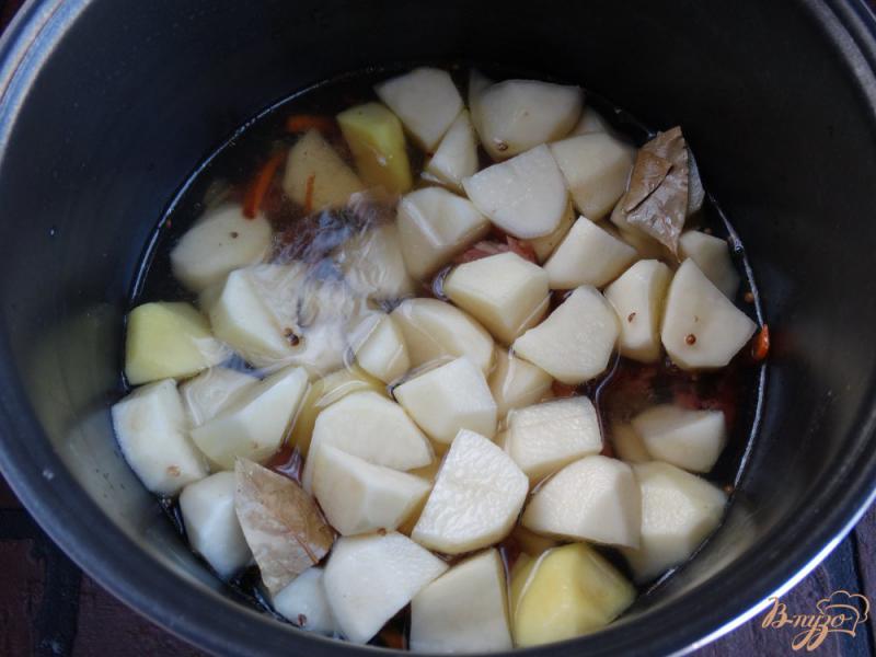 Фото приготовление рецепта: Картофель с копченностями шаг №4