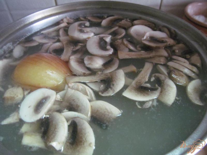 Фото приготовление рецепта: Суп на курином бульоне с овощами и грибами шаг №4