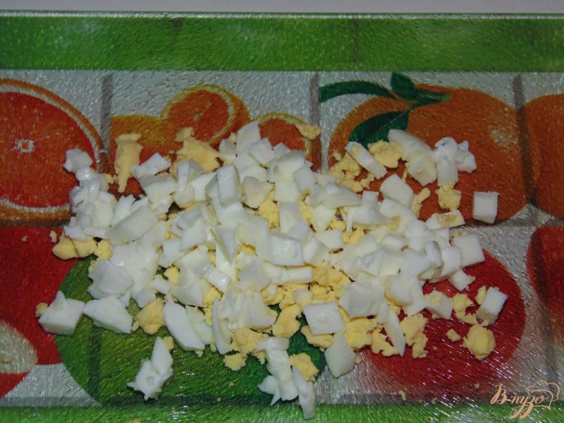 Фото приготовление рецепта: Капустный салат с плавленым сыром и яйцом шаг №2