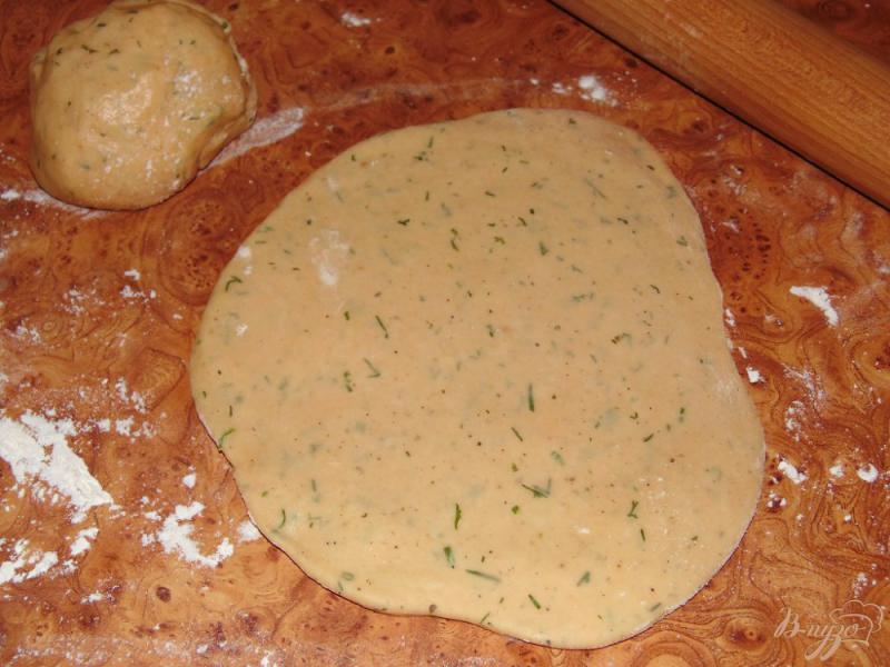 Фото приготовление рецепта: Соленое томатное печенье с укропом и прованскими травами шаг №4