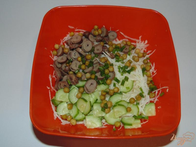 Фото приготовление рецепта: Капустный салат с куриными сердечками шаг №4