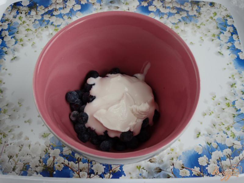 Фото приготовление рецепта: Творожный десерт с голубикой и шоколадом шаг №2