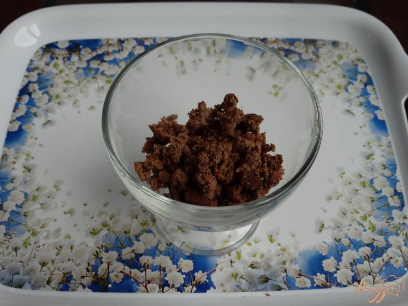 Фото приготовление рецепта: Творожный десерт с голубикой и шоколадом шаг №4