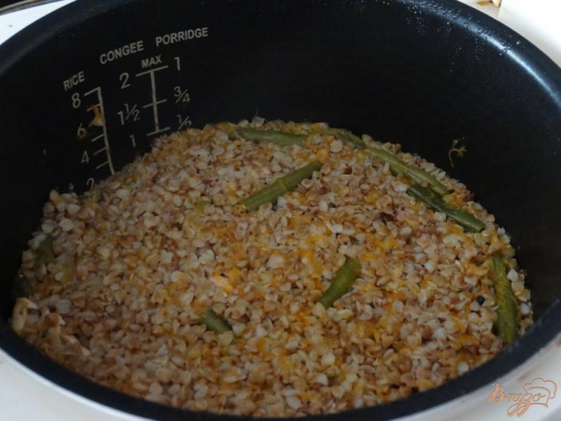 Фото приготовление рецепта: Куриное филе с гречкой и стручковой фасолью шаг №5