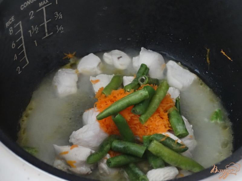 Фото приготовление рецепта: Куриное филе с гречкой и стручковой фасолью шаг №3