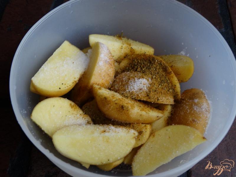 Фото приготовление рецепта: Молодой картофель с салом в духовке шаг №2