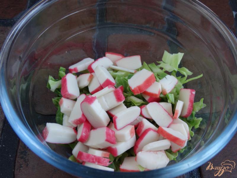 Фото приготовление рецепта: Салат с молодой капустой и крабовыми палочками шаг №2