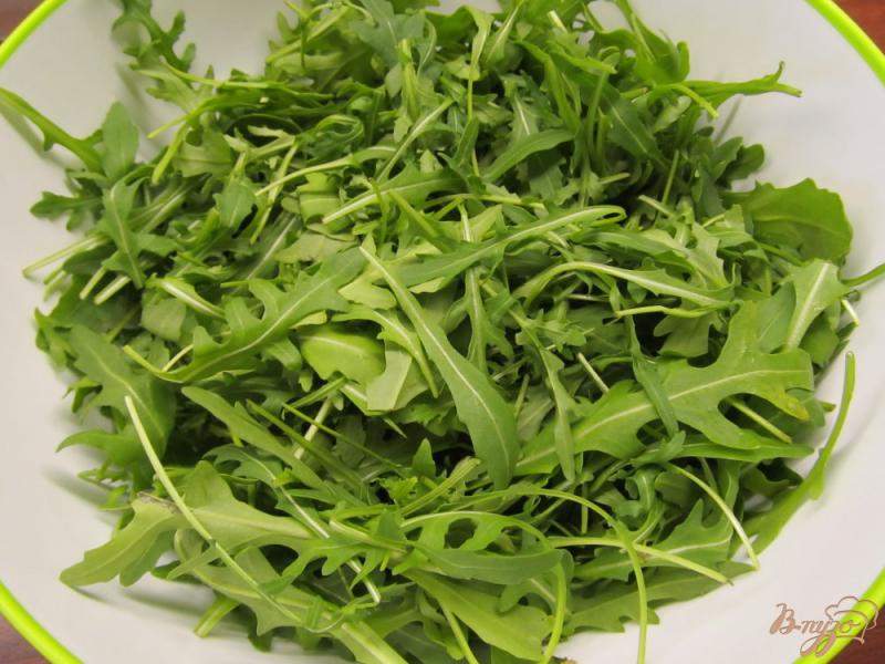 Фото приготовление рецепта: Витаминный салат из рукколы шаг №1