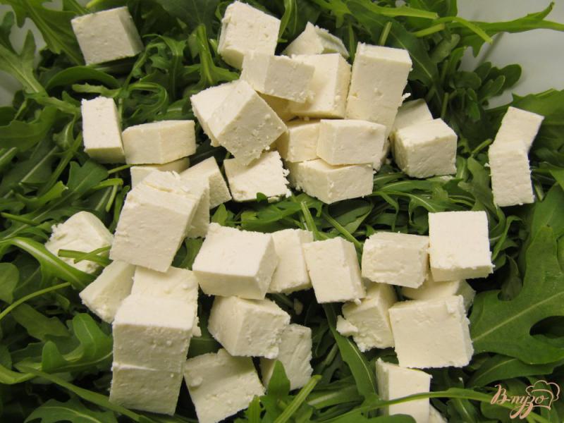 Фото приготовление рецепта: Витаминный салат из рукколы шаг №3