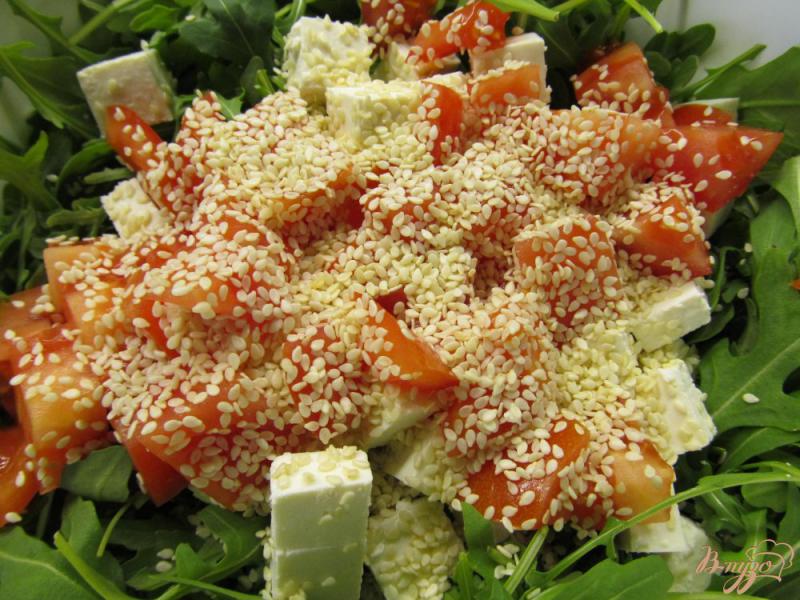 Фото приготовление рецепта: Витаминный салат из рукколы шаг №5