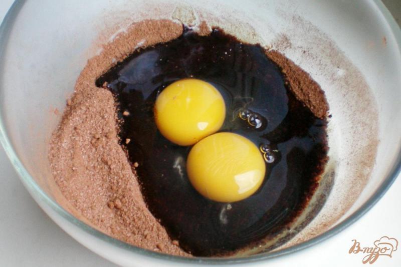 Фото приготовление рецепта: Творожное пирожное с кэробом и клубникой шаг №1