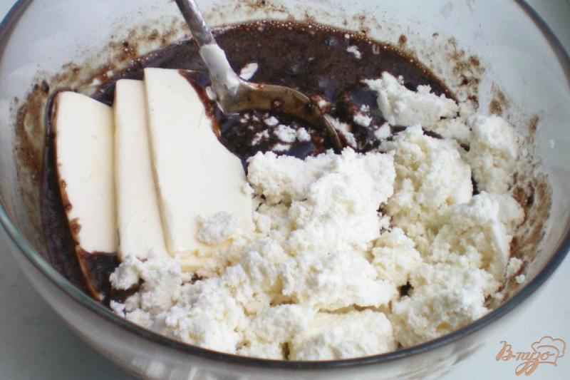 Фото приготовление рецепта: Творожное пирожное с кэробом и клубникой шаг №2
