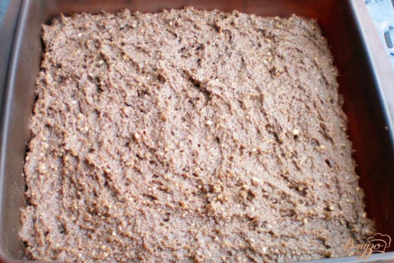 Фото приготовление рецепта: Творожное пирожное с кэробом и клубникой шаг №4
