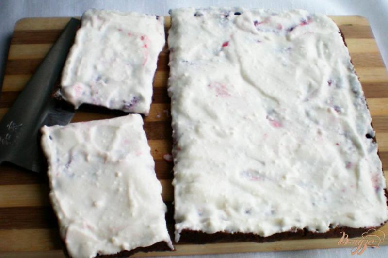 Фото приготовление рецепта: Творожное пирожное с кэробом и клубникой шаг №9