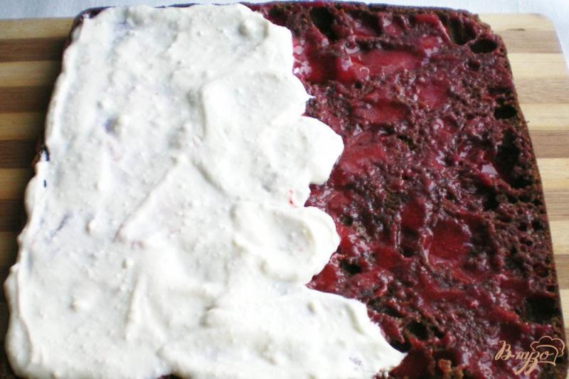 Фото приготовление рецепта: Творожное пирожное с кэробом и клубникой шаг №8