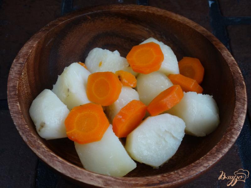 Фото приготовление рецепта: Теплый салат с картофелем и куриными сердечками шаг №4
