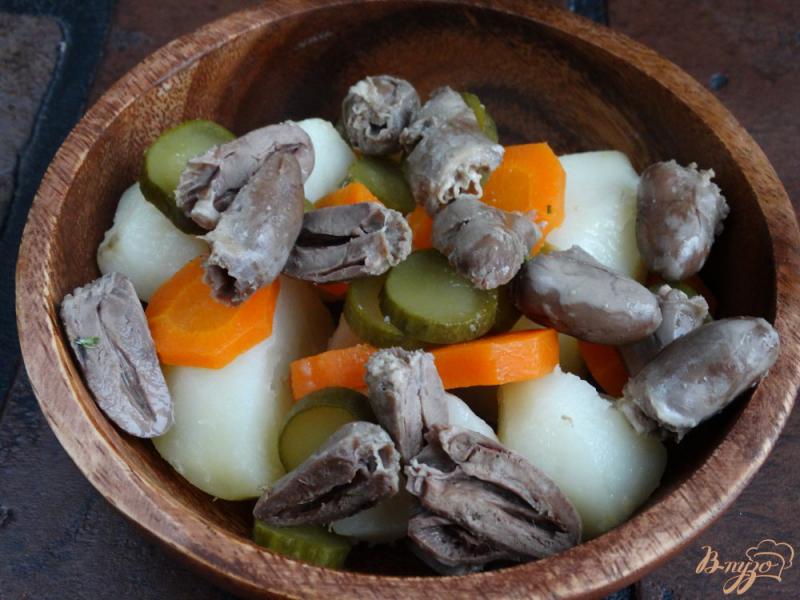 Фото приготовление рецепта: Теплый салат с картофелем и куриными сердечками шаг №6
