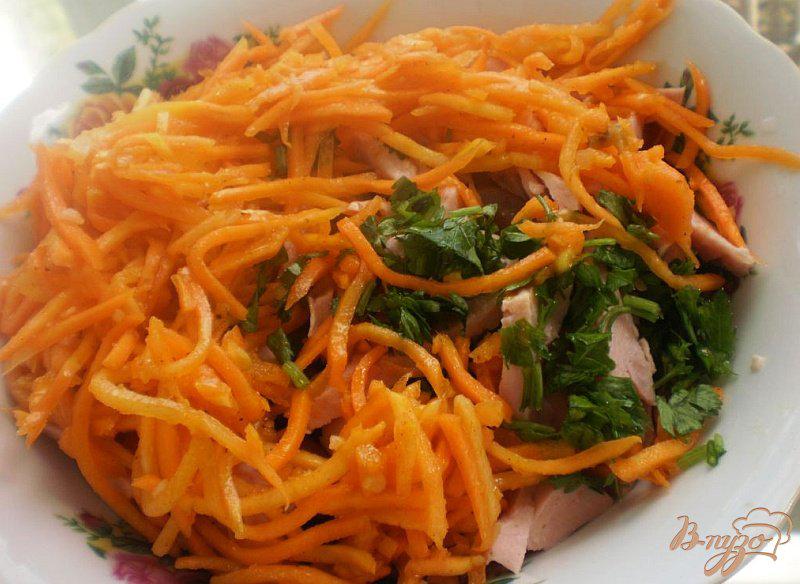 Фото приготовление рецепта: Салат с морковью, фасолью и ветчиной шаг №5