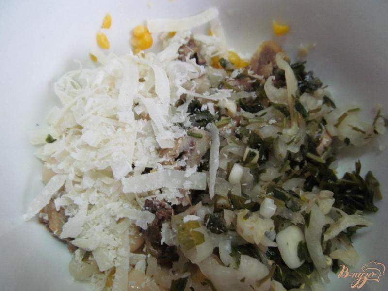 Фото приготовление рецепта: Салат со шпротами фасолью и кукурузой шаг №3