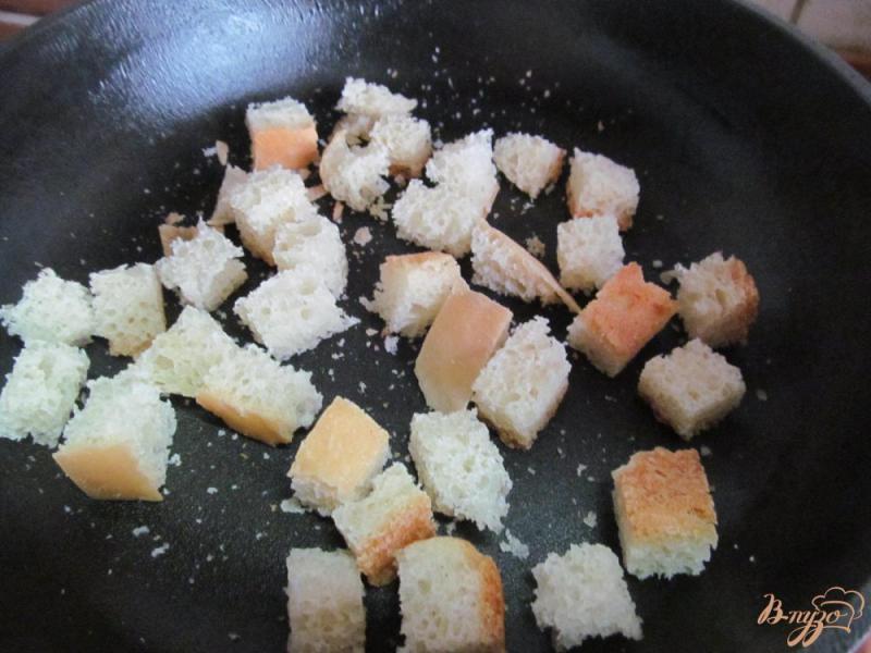 Фото приготовление рецепта: Салат со шпротами фасолью и кукурузой шаг №4