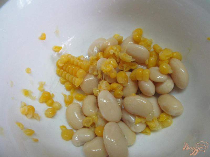 Фото приготовление рецепта: Салат со шпротами фасолью и кукурузой шаг №1