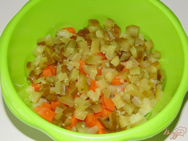 Фото приготовление рецепта: Сытный салат с куриными сердечками и фасолью шаг №4