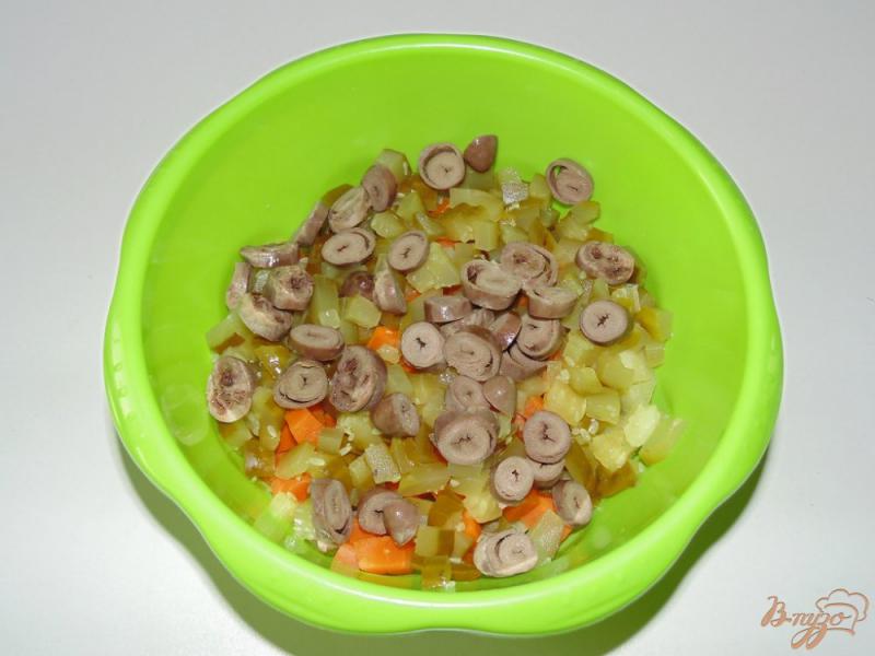 Фото приготовление рецепта: Сытный салат с куриными сердечками и фасолью шаг №5