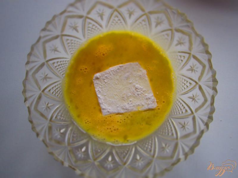Фото приготовление рецепта: Жареный сыр с чесночно-лимонным соусом шаг №4