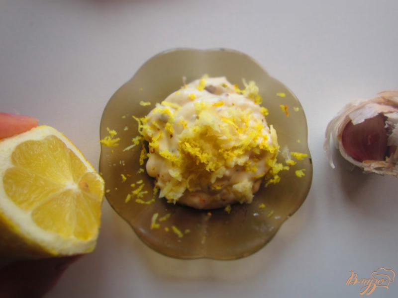 Фото приготовление рецепта: Жареный сыр с чесночно-лимонным соусом шаг №7