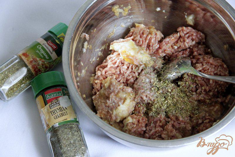 Фото приготовление рецепта: Ароматные котлетки в нежном томатном соусе шаг №2