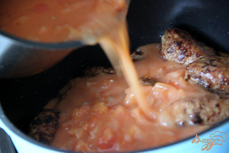 Фото приготовление рецепта: Ароматные котлетки в нежном томатном соусе шаг №5