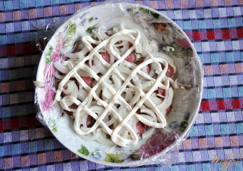 Фото приготовление рецепта: Салат с охотничьими  колбасками и яблоком шаг №3