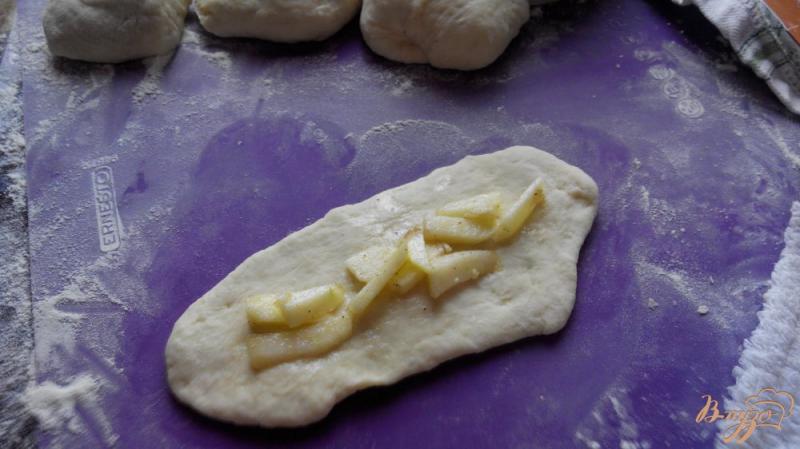 Фото приготовление рецепта: Воздушные булочки с яблоками на кефире шаг №3