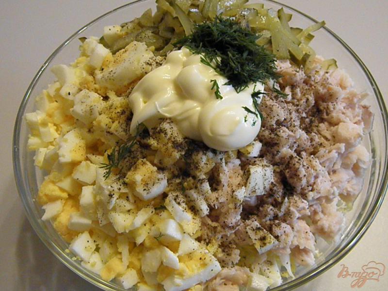 Фото приготовление рецепта: Куриный салат с капустой и солеными огурчиками шаг №5