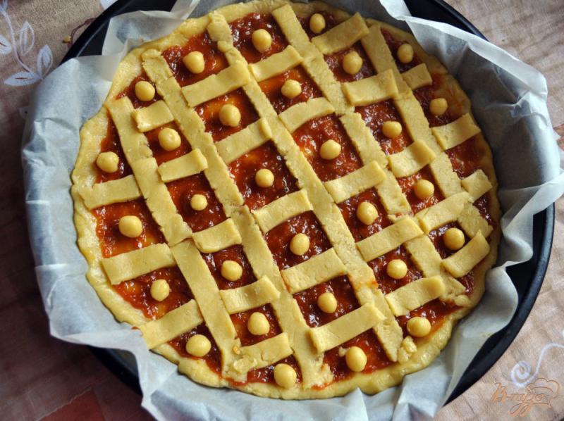 Фото приготовление рецепта: Песочный пирог с абрикосовым вареньем шаг №6