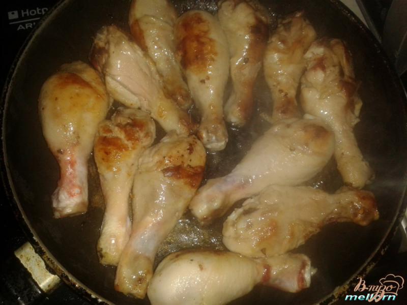 Фото приготовление рецепта: Куриные голени с мандаринами шаг №3