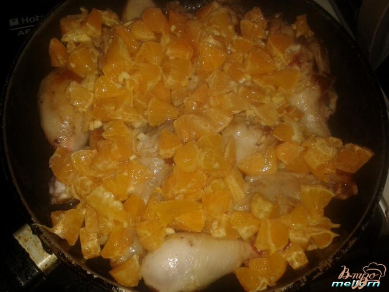 Фото приготовление рецепта: Куриные голени с мандаринами шаг №4