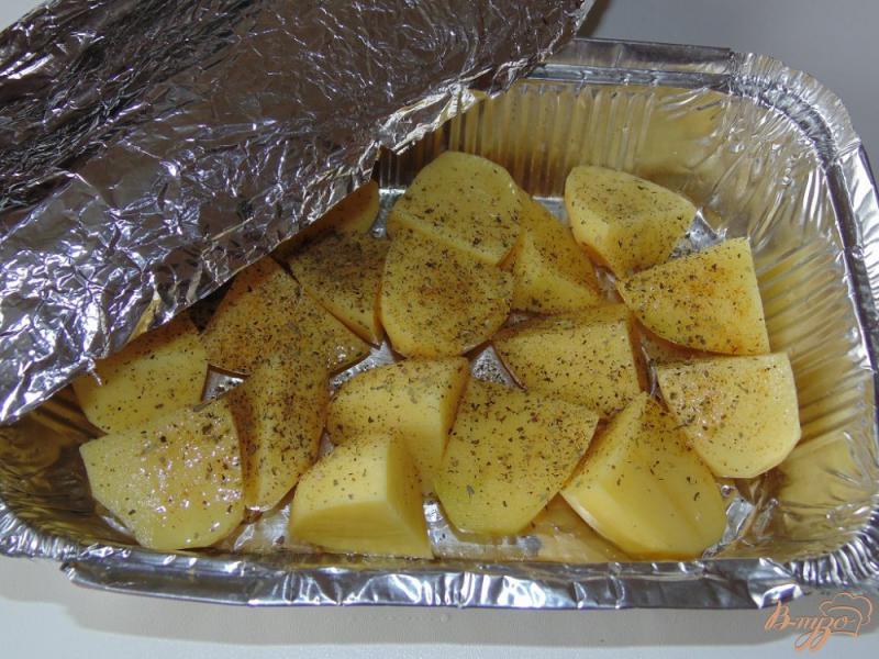 Фото приготовление рецепта: Картофель с сухими травами запеченный в фольге шаг №2