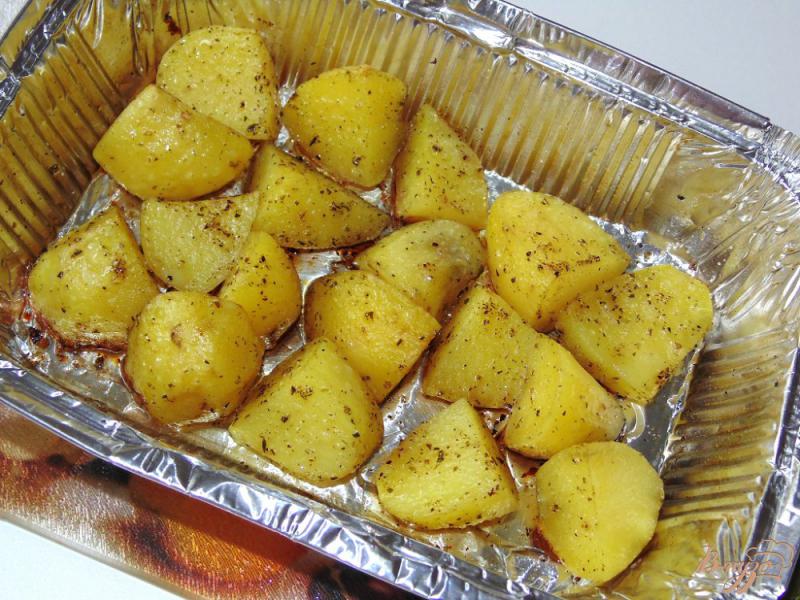 Фото приготовление рецепта: Картофель с сухими травами запеченный в фольге шаг №4