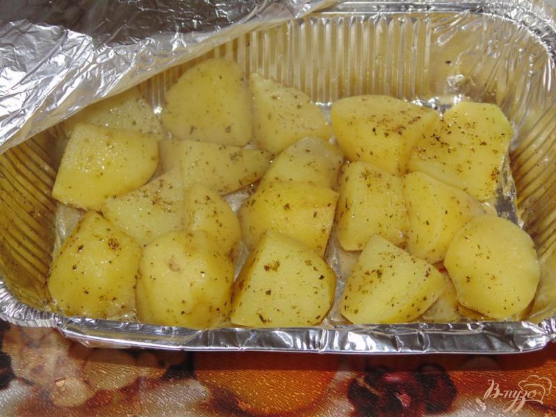 Фото приготовление рецепта: Картофель с сухими травами запеченный в фольге шаг №3