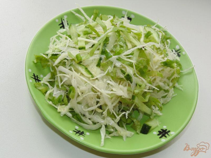 Фото приготовление рецепта: Капустный салат с листьями салата и огурцом шаг №5