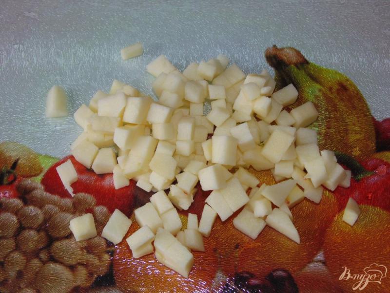 Фото приготовление рецепта: Фруктовый салат с творогом и кукурузными хлопьями шаг №4