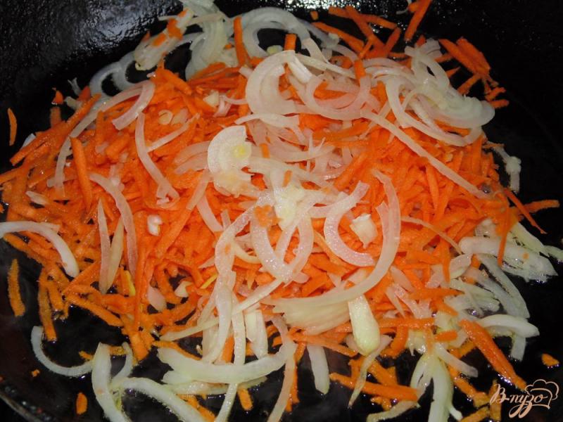 Фото приготовление рецепта: Слоеные булочки с луком и морковью шаг №1