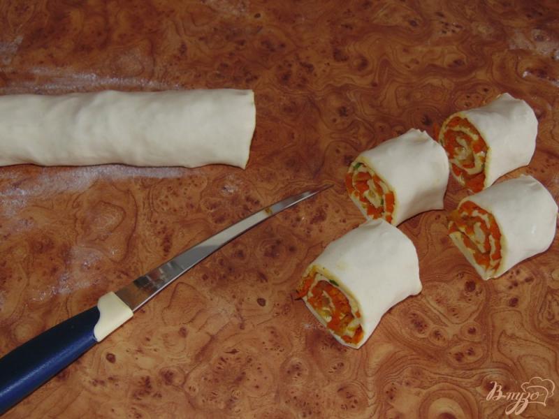 Фото приготовление рецепта: Слоеные булочки с луком и морковью шаг №4